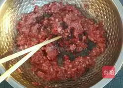 Illustration of how to make beef and pickled cabbage dumplings 1