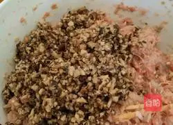 Illustration of how to make lobster and pork dumplings 8