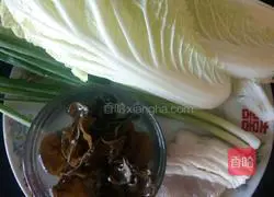 Illustration of how to make cabbage and fungus dumplings 1