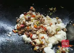 Illustration of how to make eggplant fried rice 7