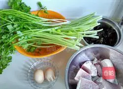 Illustration of how to make pork dumplings with celery and fungus 1