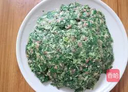 Illustration of how to make Chinese cabbage and pork dumplings 2