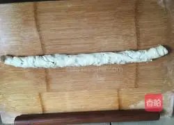 Illustration of how to make scallion pancake 9