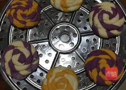 Illustration of how to make two-color lollipop steamed buns 6