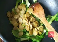 Illustration of how to stir-fry green vegetables with bean cakes 9