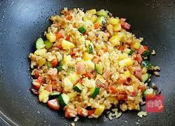 Illustration of how to make curry apple fried rice 10