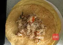 Illustration of how to make fried rice wrapped in egg pancakes 6