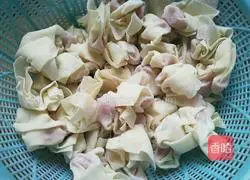 Illustration of how to make fresh meat wontons 8