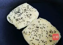 Illustration of how to make a steamed bun slice sandwich 10