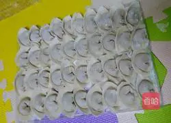 Illustration of how to make cabbage and pork wontons 4