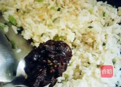 Illustration of how to make fried rice with onion, fragrant and ha large grains and mushroom sauce 7