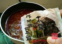 Illustration of how to make spicy crayfish flavored snail noodles 11