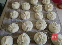 Illustration of how to make water chestnuts, shrimps and pork buns 13