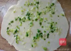 Illustration of how to make scallion pancakes 6