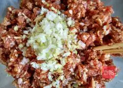 Illustration of how to make fungus meat wontons 6