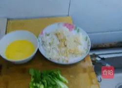 Illustration of how to make egg fried rice 1
