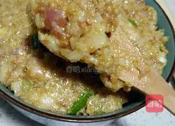 Illustration of how to make lotus root and pork dumpling stuffing 1