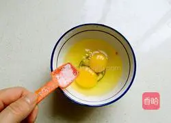 Illustration of how to make colorful egg fried rice 8
