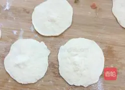 Illustration of making dumpling wrapper flower rolls 2