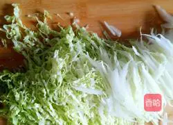 Illustration of how to make cabbage and shrimp dumplings 2