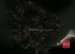 Illustration of how to make fungus, sausage and fried rice 3