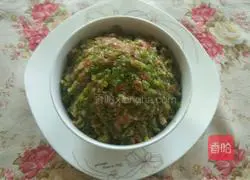 Illustration of how to make celery and meat dumpling stuffing 9