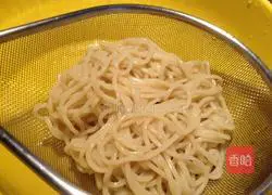 Illustration of how to make cold umami noodles 1
