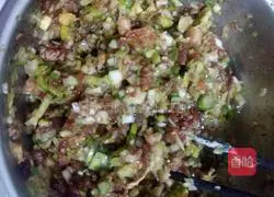 Illustration of how to make pork and green onion buns 2