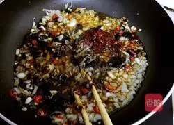 Illustration of how to make beef sauce noodles 4