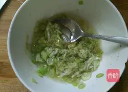 Illustration of how to make scallion pancakes 4