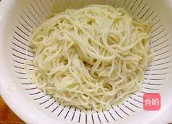 Illustration of how to make vegetarian three-silk fried noodles 9