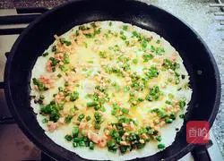 Illustration of how to make luncheon meat, crab sticks and green onion pancakes 7