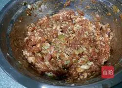 Illustration of how to make cabbage and pork dumplings 5