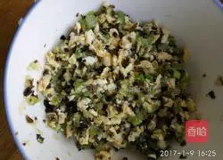 Illustration of how to make celery, egg and fungus dumplings 9