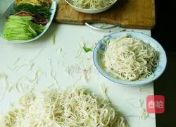 Illustration of how to make noodles 1