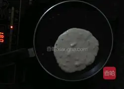 Illustration of how to make banana egg pancake 8