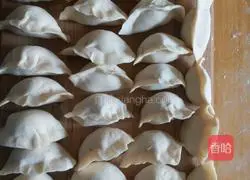 Illustration of making dumplings filled with pickled cabbage and meat 5