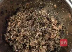 Illustration of how to make fungus dumpling stuffing 4
