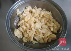 Illustration of how to make egg fried rice 9