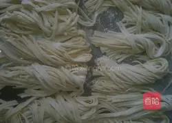 Illustration of how to make fried noodles with shredded pork 4