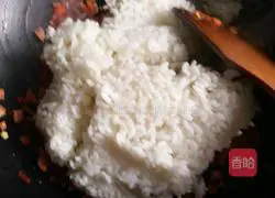 Illustration of how to make carrot, egg, ham and fried rice 6