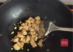 Illustration of how to make green pepper and sausage noodles 3