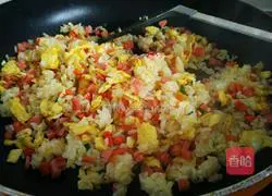 Illustration of how to make ham, sausage and egg fried rice 10