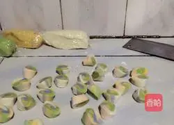 Illustration of how to make rainbow dumplings 3