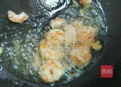 Illustration of how to make shrimp and chili fried rice 4