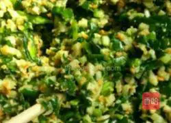 Illustration of how to make leek and lotus root dumplings 1