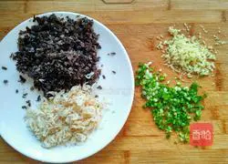 Illustration of how to make cabbage, shrimp skin and pork dumplings 3