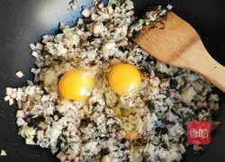 Illustration of how to make fried rice with sausage, olives and vegetables 4