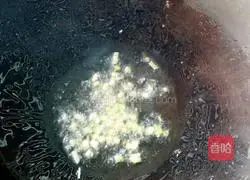 Illustration of how to make sausage fried rice 4