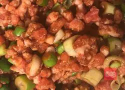 Illustration of how to make three fresh cabbage and meat buns 4